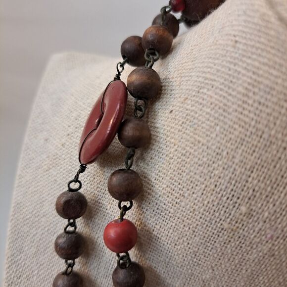 VINTAGE RED AGATE LEAF CROSS PENDANT ON WOODEN BEADS NECKLACE - RARE - Picture 9 of 12